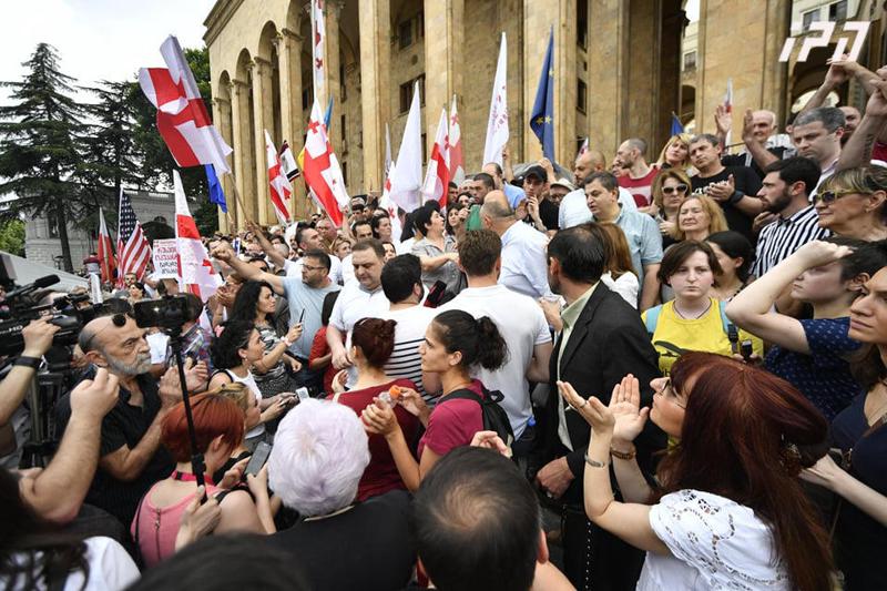 დაპირისპირება პარლამენტთან, ნიკა მელიასა და ერთ-ერთ მოქალაქეს შორის